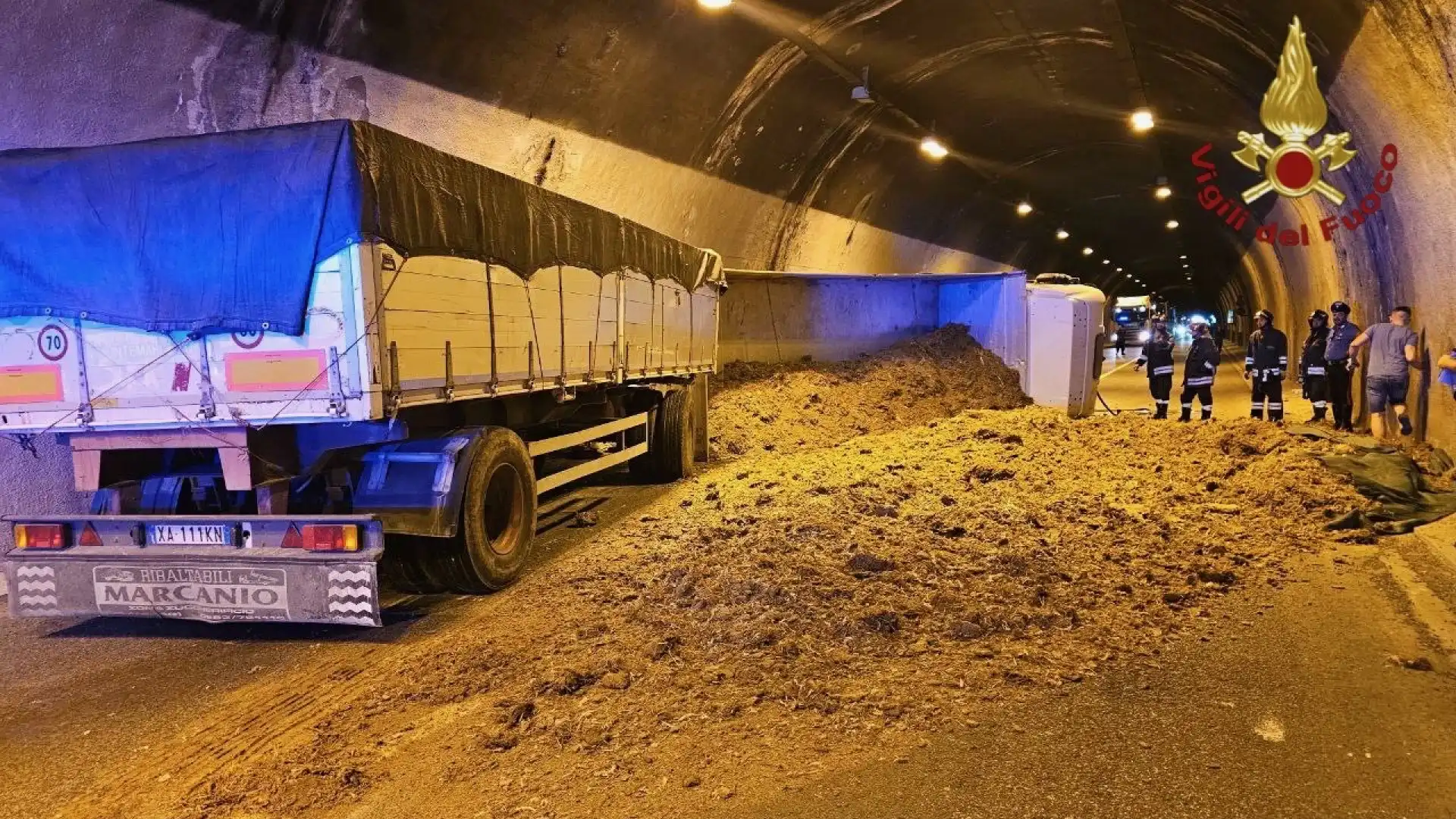 Venafro: tir si ribalta nella galleria Nunziata Lunga sulla statale Casilina. Strada chiusa al traffico ed intervento dei Vigili del Fuoco di Isernia.